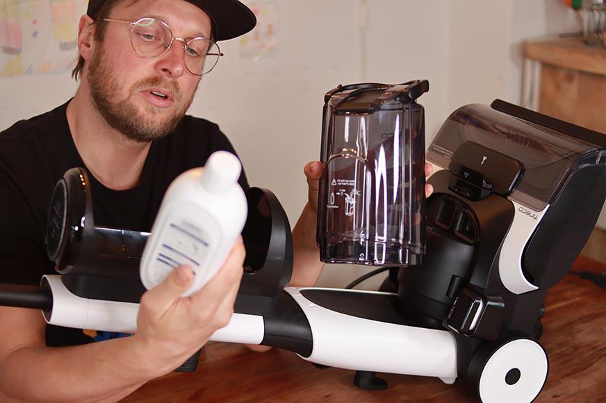 Beste Teppichreiniger Reinigungslösung einfüllen